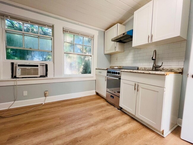 Building Photo - 313 S Lakeside Dr