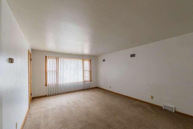 Sala de estar - 3061 S 72nd St