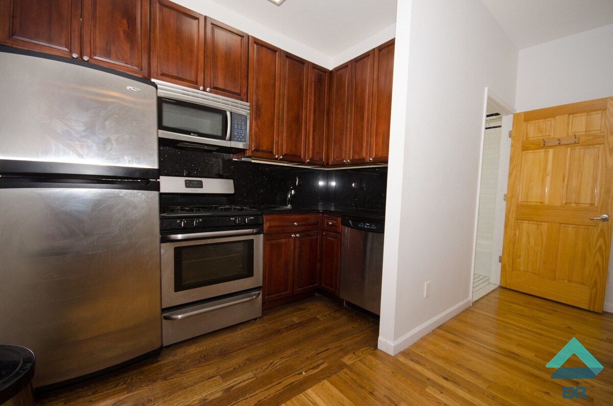 Primary Photo - 370 Menahan St