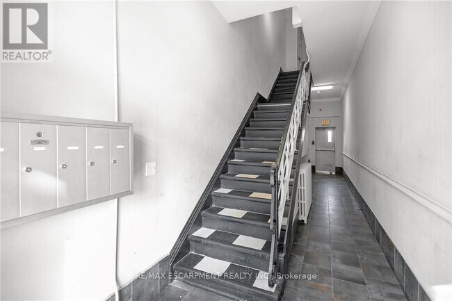 Building Photo - 63 John St S