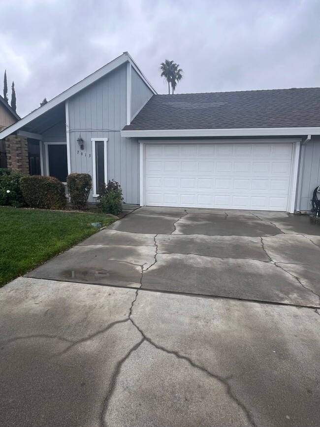 Building Photo - BEAUTIFUL UPDATED DUPLEX IN CITRUS HEIGHTS!!