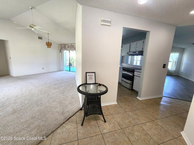 Foto del edificio - 1244 Lakeview Dr