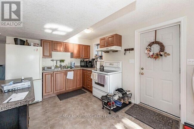 Building Photo - 235 Farley Dr