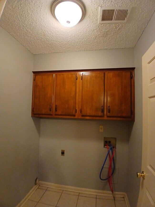 Foto del edificio - Spacious Home on Quiet Street - Open To Section 8