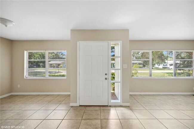 Foto del edificio - Well Kept Home in Madison Park - SUBLEASE
