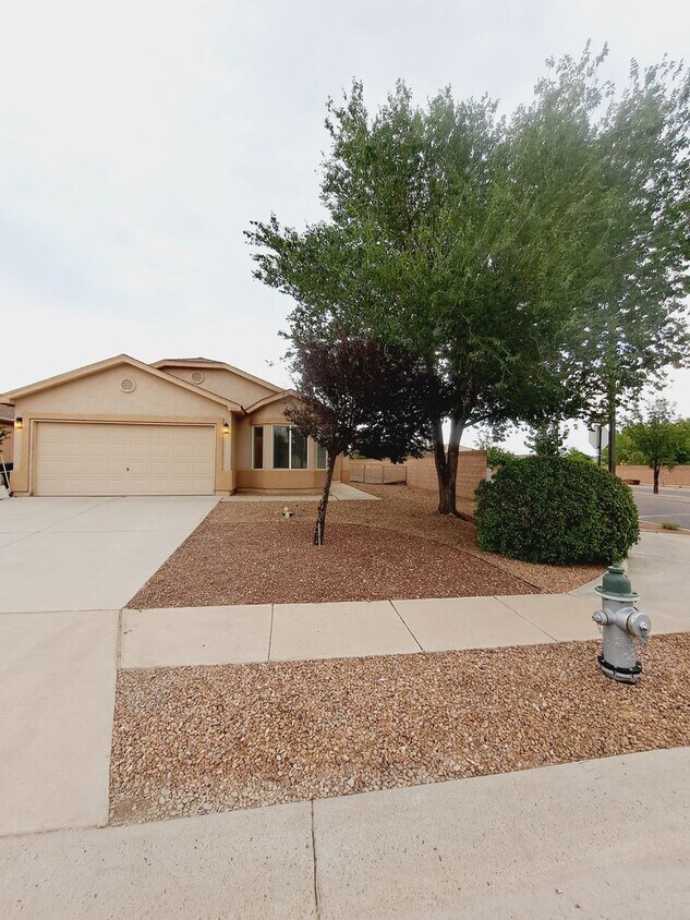 Foto principal - 3 bed 2 bath home in Huning Ranch. New Car...