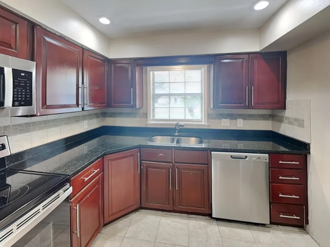 Building Photo - 902 Sunshine Way SW