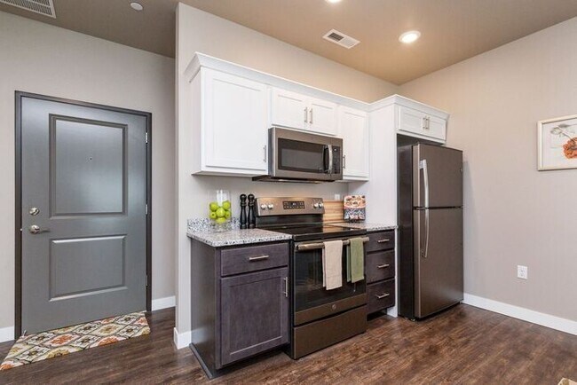 Foto del edificio - $1,450 | 1 Bedroom, 1 Bathroom Condo | Pet Friendly* | Sublease* | Available For August 1st, 2026...