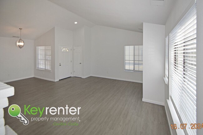 Foto del edificio - Cute Condo in the Desirable Devonwood Neig...