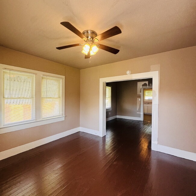 Building Photo - Cozy 1-Bed Haven with Elegant Hardwood Floors in Port Arthur!