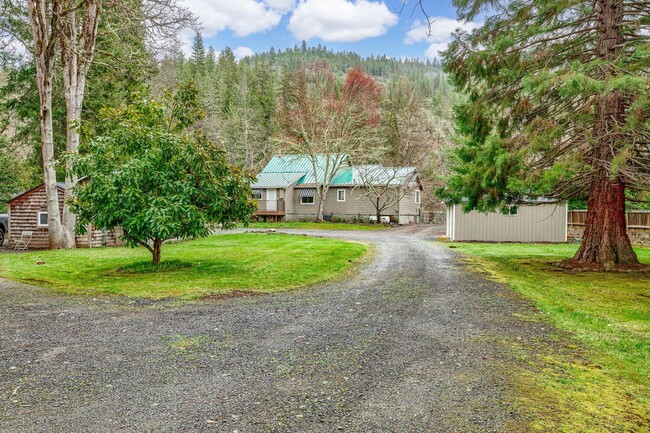 Building Photo - Home right on the Rogue River for Lease!