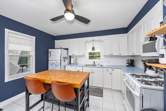 Kitchen and dining - 507 Fontenelle St SE