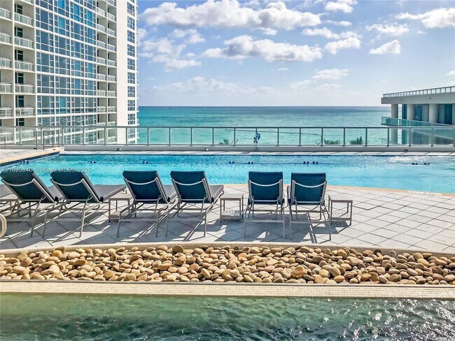 Foto del edificio - 6899 Collins Ave