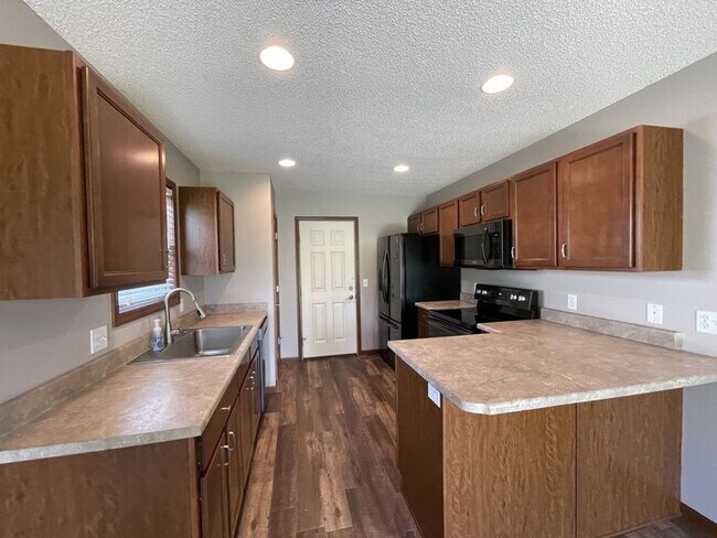 Building Photo - 3 Bed 2 Bath Ranch with 2 car garage in aw...