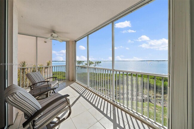 Foto del edificio - 5800 NE Island Cove Way