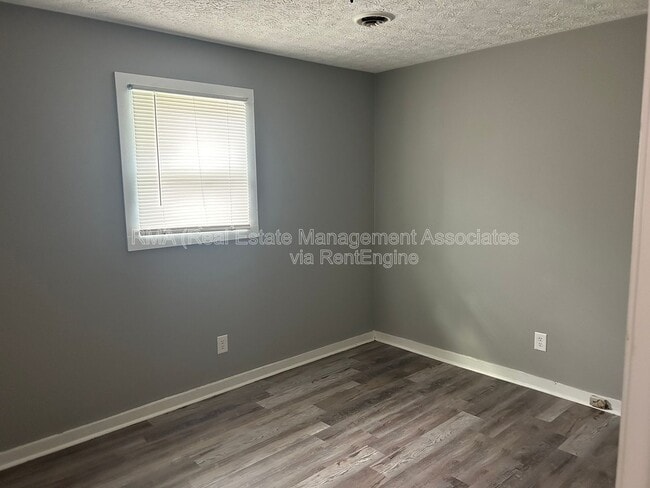 Building Photo - 217 W Quilly St