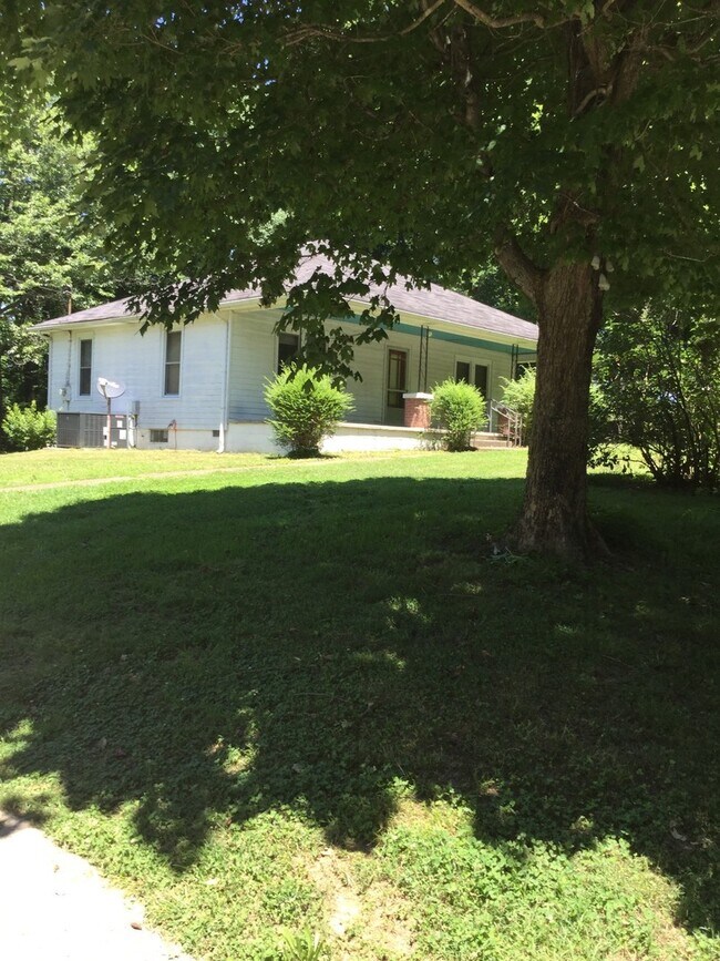 Foto del edificio - Country Living on 2 Acres! Palmyra Area. 2 Bed/1 Bath and a office.