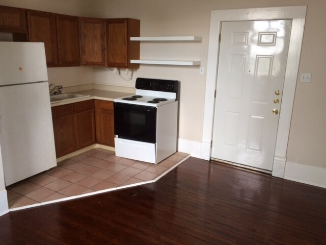 kitchen/entry - 823 Church St