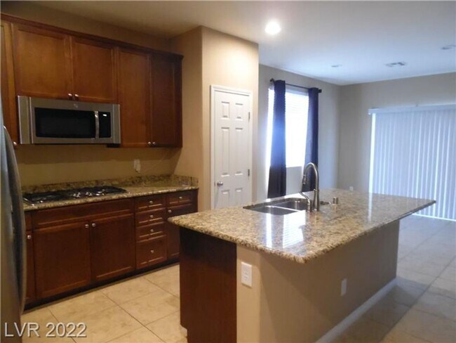 Building Photo - Huge 4 bedroom 3 bath 2 story home
