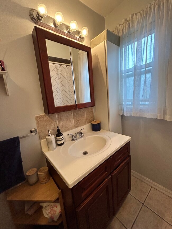 Building Photo - 985 Schopmann Dr