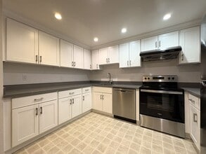 Building Photo - 1031 Crestview Dr