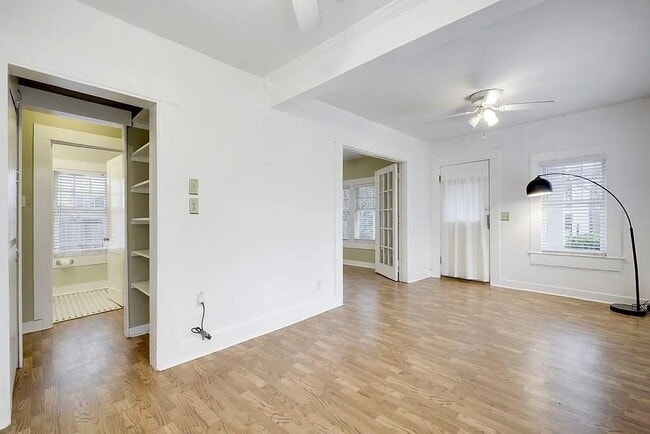Building Photo - "Charming 2-Bed Oasis in the Heart of Austin's Vibrant 78704!"