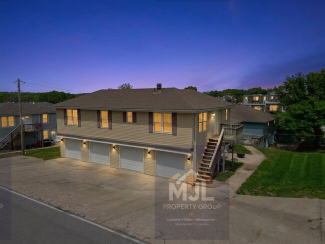 Building Photo - Renovated 2 Bedroom / 1 Bath Apartment W/ 1 Car Garage
