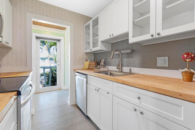 Building Photo - 2755 NE 28th Ave