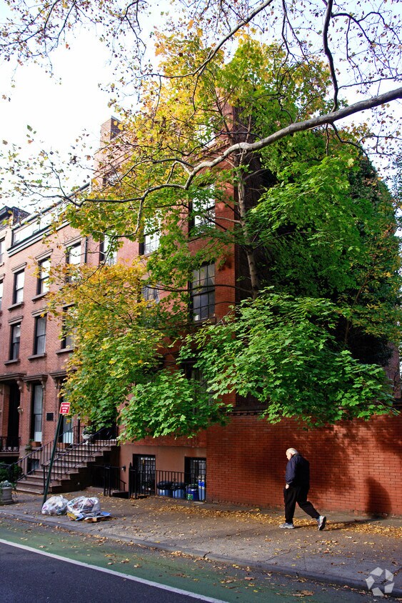 Building Photo - 222 Henry St