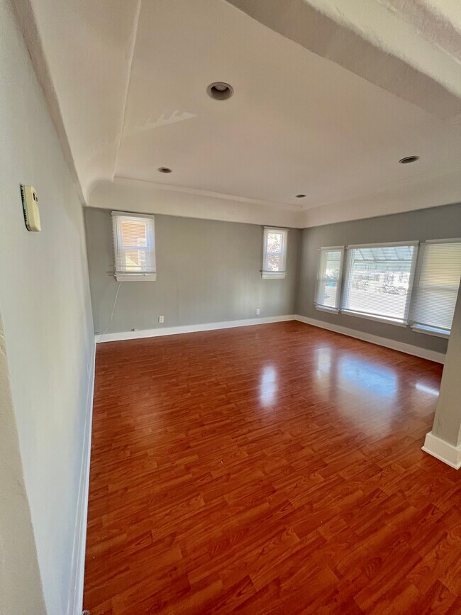Foto del edificio - 2225 Thurman Ave