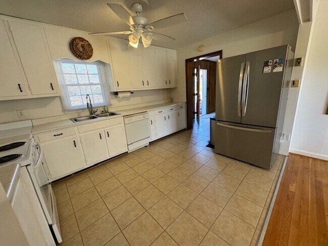 Foto del edificio - Beautiful home for rent! 3 Bedroom, 2 bath