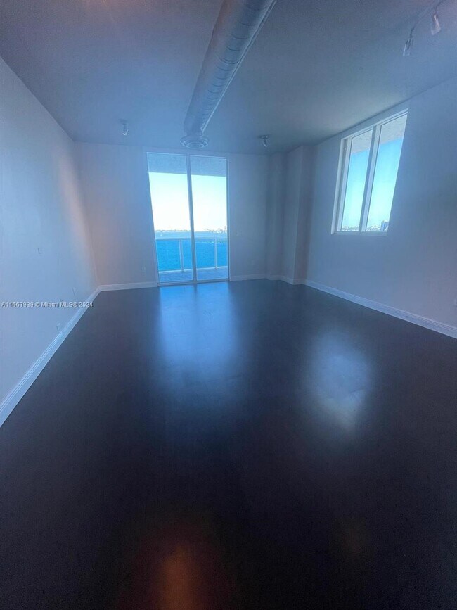 Foto del edificio - 700 NE 25th St