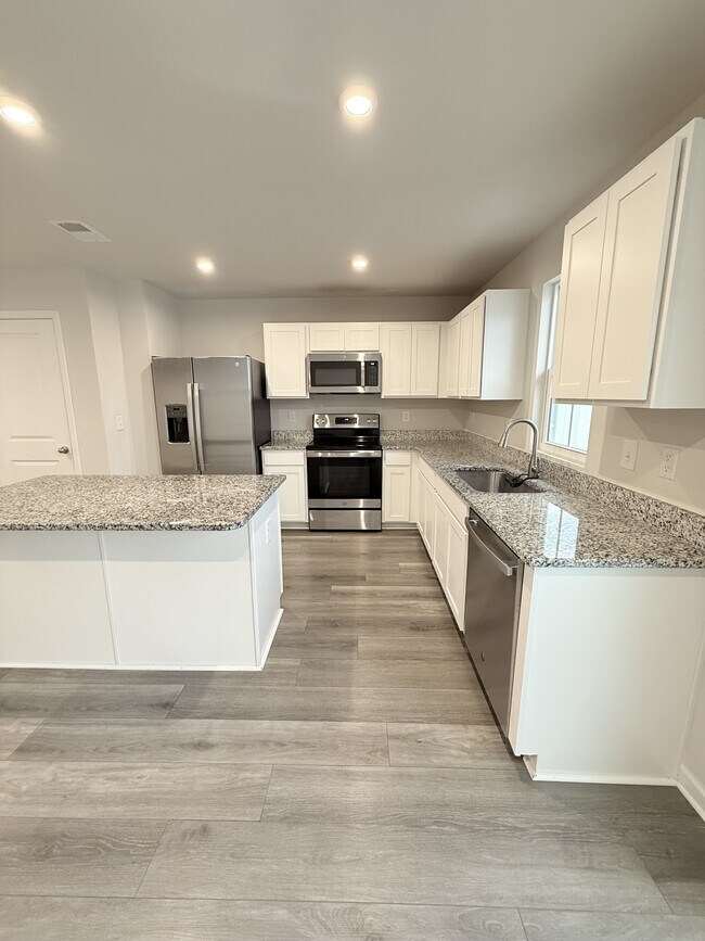 Building Photo - 400 el Camino Dr