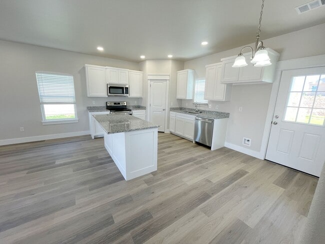 Building Photo - Beautiful 2/1 home in convenient location