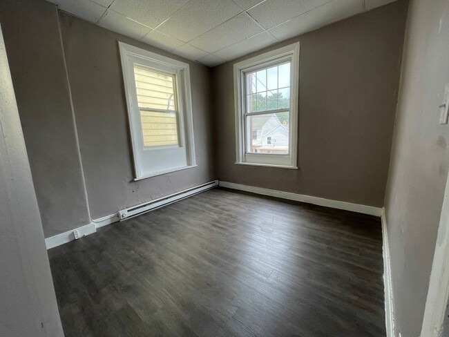 Building Photo - 402 Pine Street