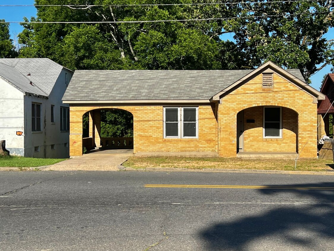 Foto principal - Cozy 3-Bedroom House on Linwood Ave.