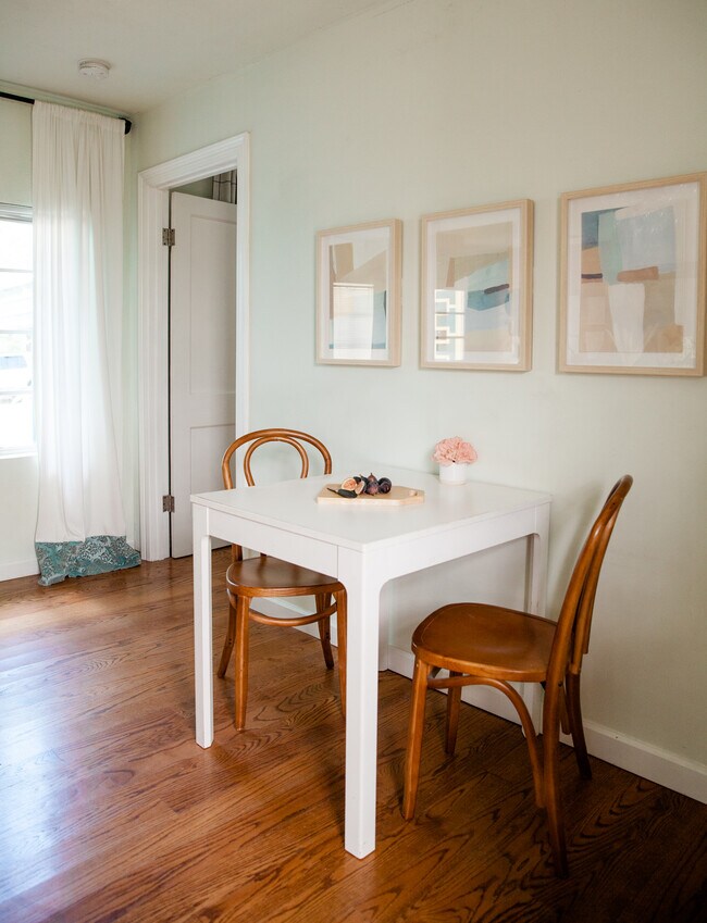 Dining room w/ seating for 5; adjacent porch has seating for up to 8 - 1726 Giles St