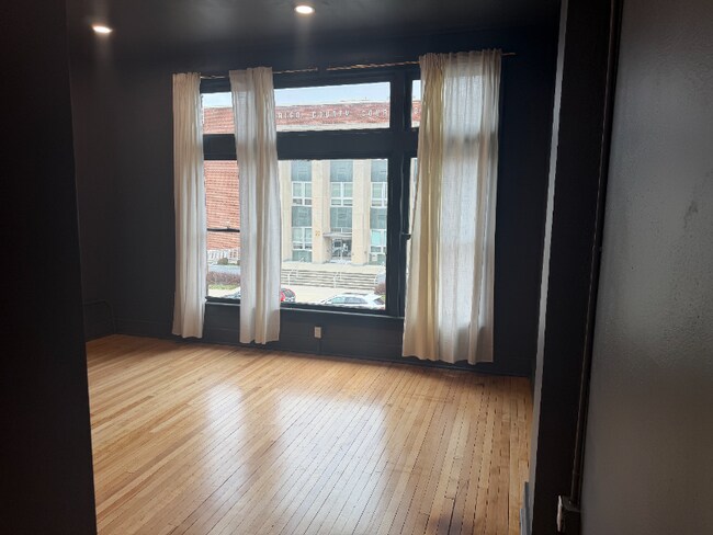 Foto del edificio - 215 N Main St