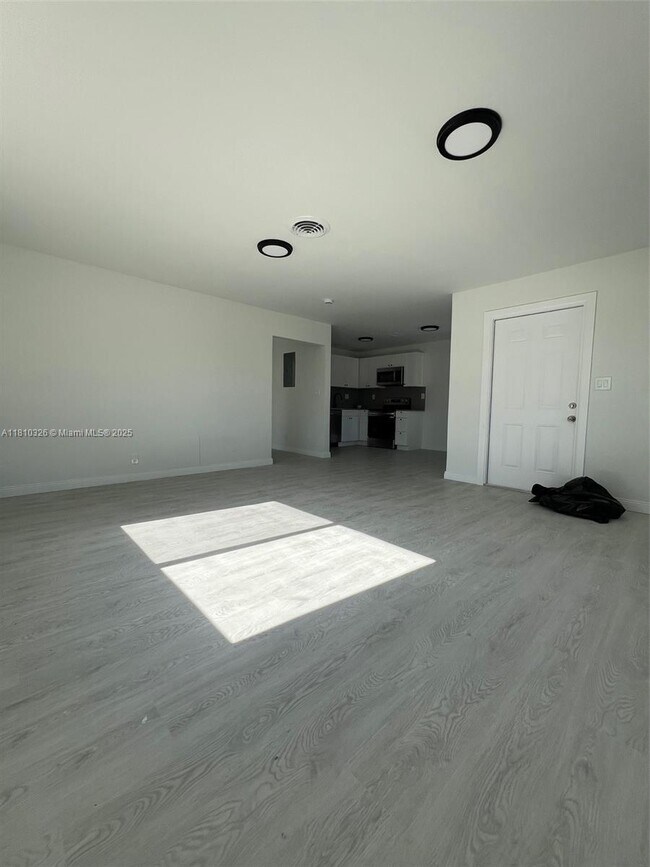Foto del edificio - 1831 NE 56th St