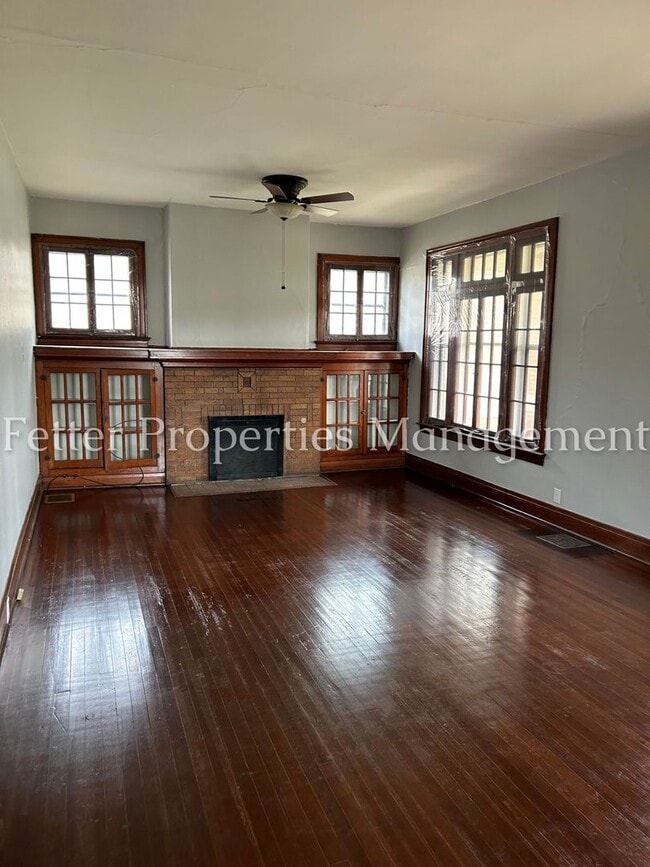 Building Photo - Large North Side Home