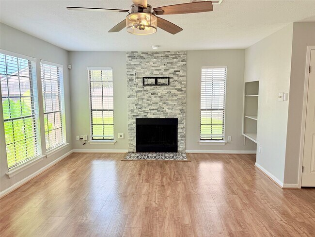 Foto del edificio - 17289 Saturn Ln