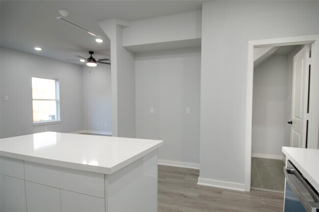 Foto del edificio - 2832 Mansfield St