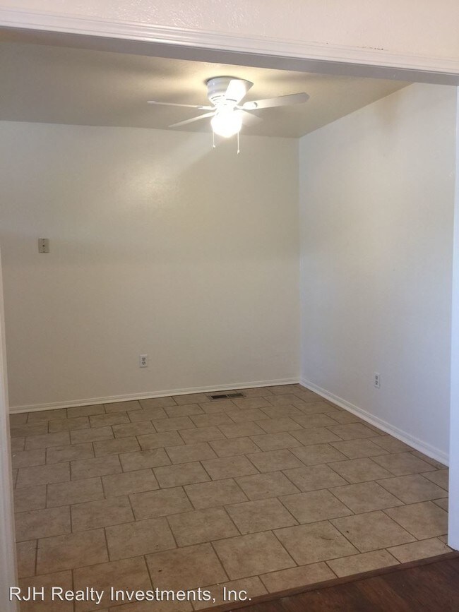 Building Photo - 211 Skylark Ct