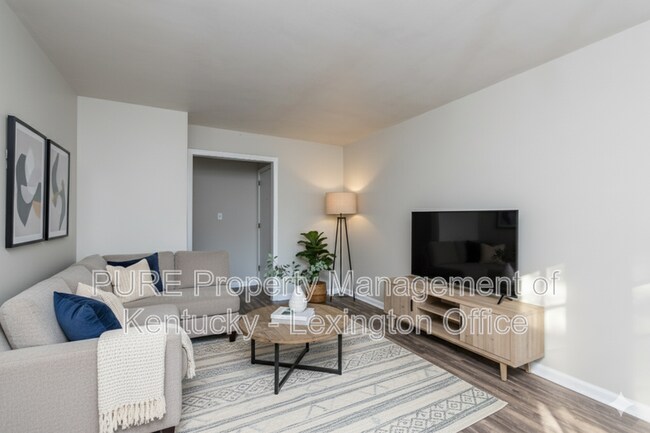 Foto del edificio - 3736 Camelot Dr