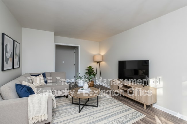 Building Photo - 3736 Camelot Dr