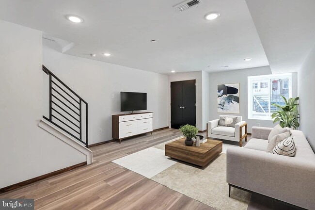 Foto del edificio - 5608 Florence Ave