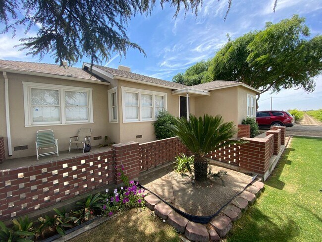 Building Photo - 3 br, 1 bath House - 8227 E. Floral Ave