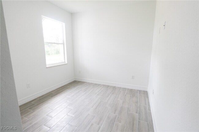 Building Photo - 873 Duplex St E