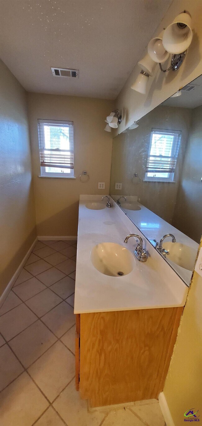 Building Photo - 116 Enchanted Oaks Dr