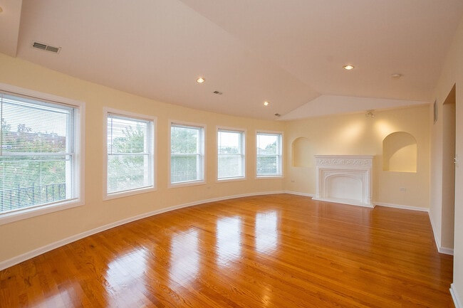 Building Photo - 7554 N Claremont Ave
